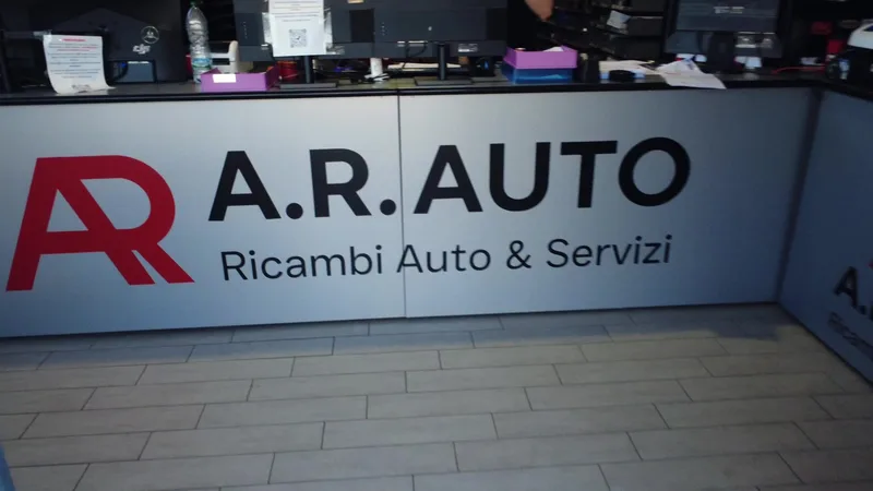 Il banco vendita della sede A.R. AUTO di Siziano con l'insegna Ricambi Auto & Servizi
