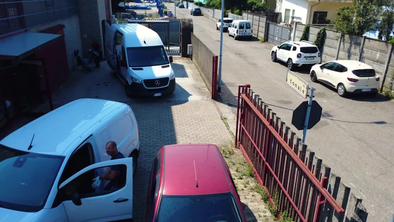 Carico di un furgone per le consegne davanti alla sede A.R. AUTO di Siziano, in Via Tonale
