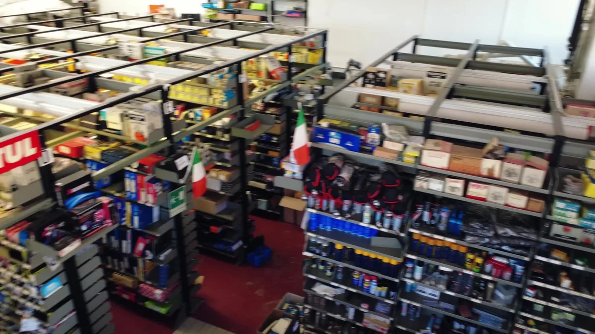 Corsie del magazzino A.R. AUTO di Siziano con scaffalature di ricambi auto