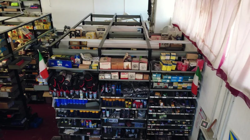 Scaffalature del magazzino A.R. AUTO di Siziano con ricambi auto in stock