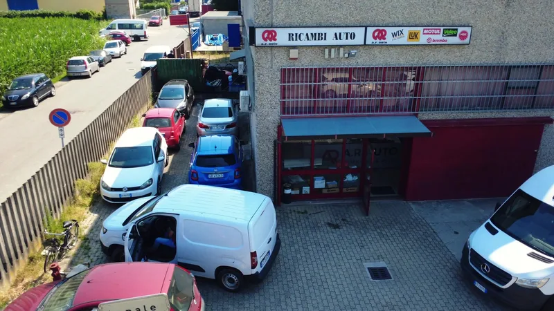 Ingresso della sede A.R. AUTO di Siziano con insegna Ricambi Auto e marchi trattati