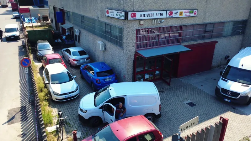 La sede A.R. AUTO di Siziano vista dall'esterno con area di carico e furgoni